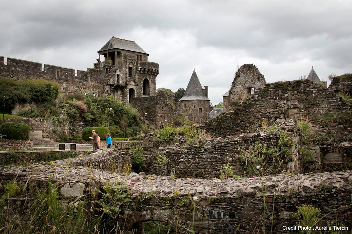 Des touristes visitent le château de Fougères lors de leurs vacances en famille en Bretagne 