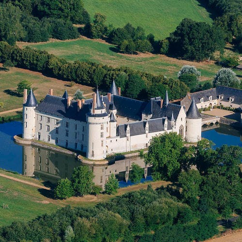 Vue aérienne du château du Plessis-Bourré, en Anjou (Maine-et-Loire) 