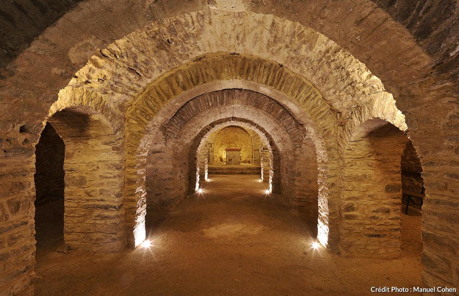 La crypte souterraine de l'ancienne abbaye Saint-Martin du Canigou 
