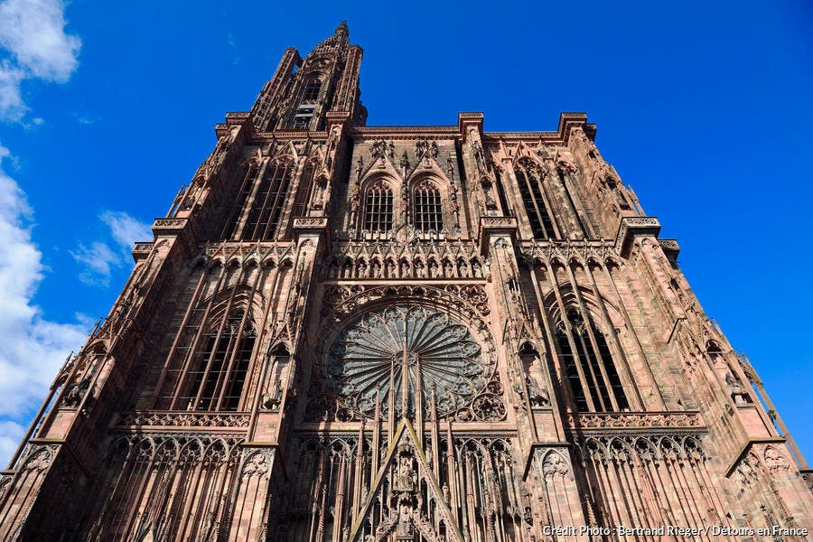 Façade de la cathédrale Notre-Dame de Strasbourg, en Alsace 