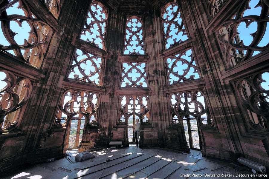 Vue de l'intérieur de la flèche depuis le haut de la tour octogonale, cathédrale de Strasbourg, Alsace 