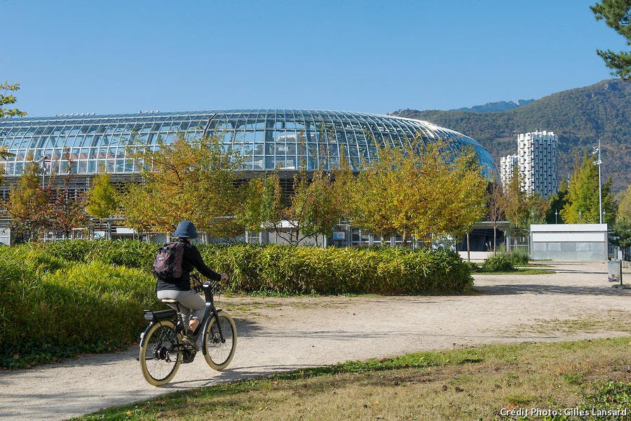Piste cyclable vers le nouveau stade de Grenoble 
