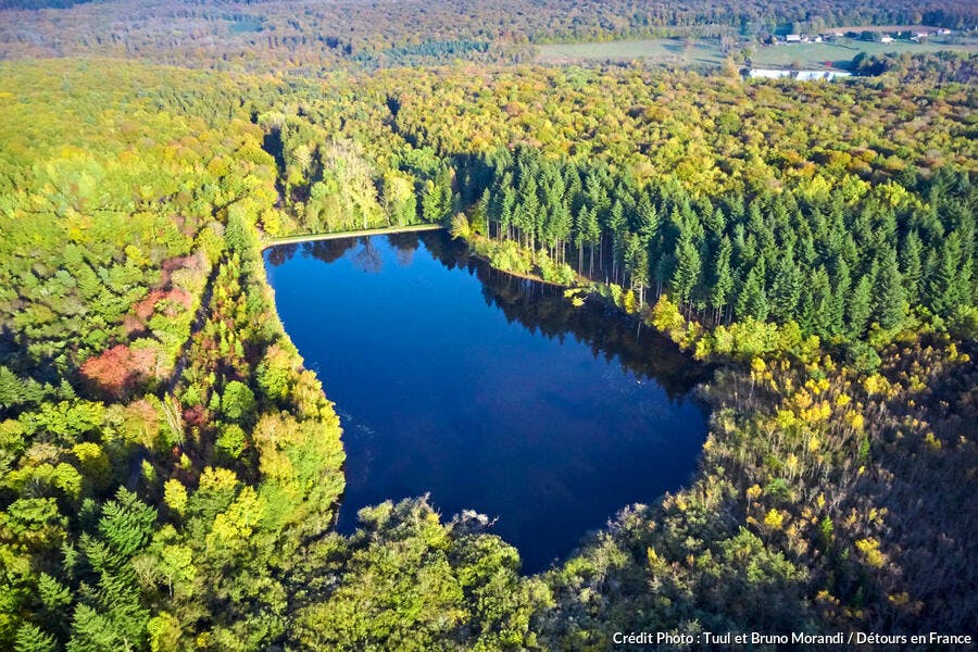 L'étang des Cloix dans le parc naturel du Morvan en Saône et Loire 