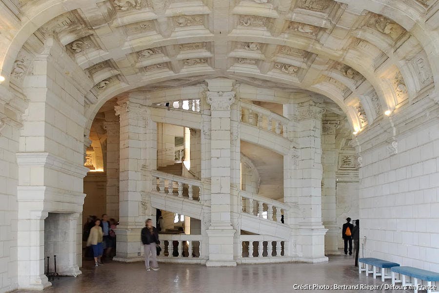 L'escalier à double révolution attribué à Léonard de Vinci du château de Chambord 
