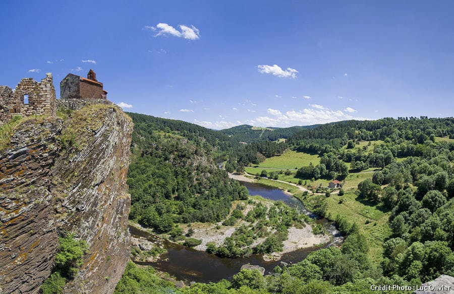 Les plus belles photos d'Auvergne Auvergne_selection_du_haut_de_ses_pitons_basaltiques_la_forteresse_darlempdes_domine_la_loire_lo