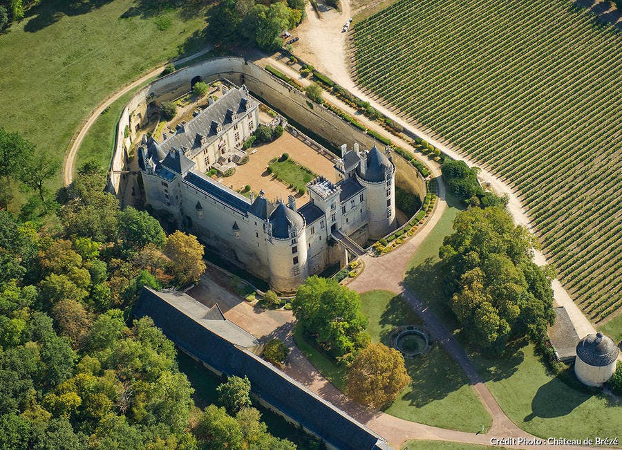 Les plus beaux châteaux de la Loire à visiter absolument Breze_vue-aerienne-du-choteau-de-brrzrcchateau_de_breze