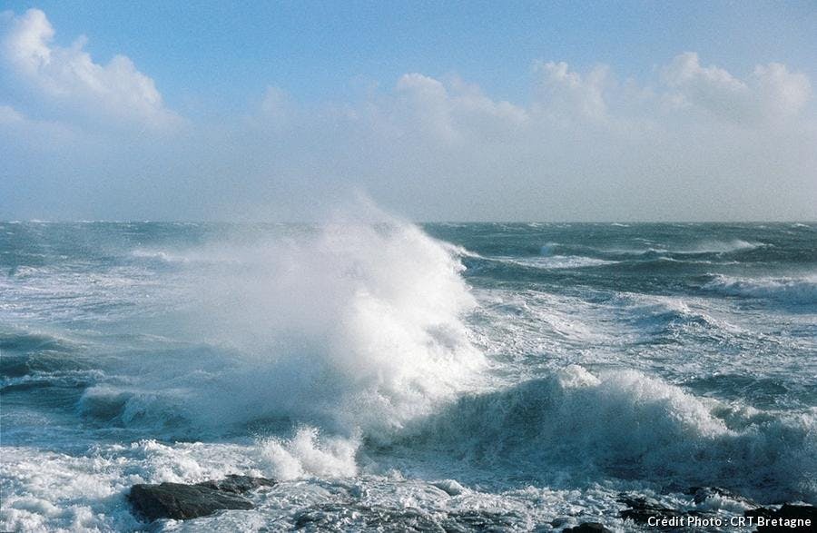 Le spectacle des vagues en Bretagne - Détours en France