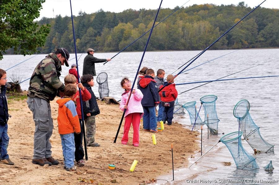 Des enfants apprennent à pêcher lors de leur séjour au Limousin 