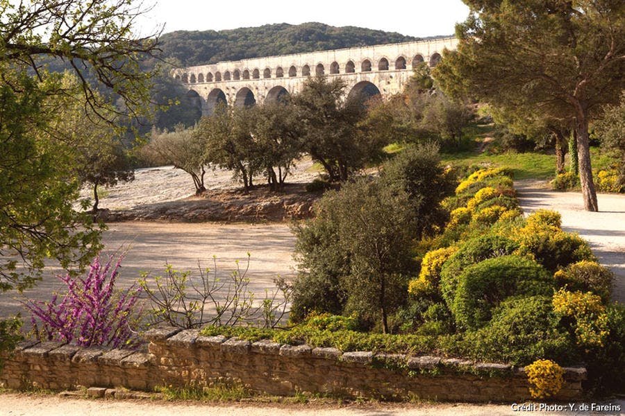 Pont du Gard et paysage de garrigue 