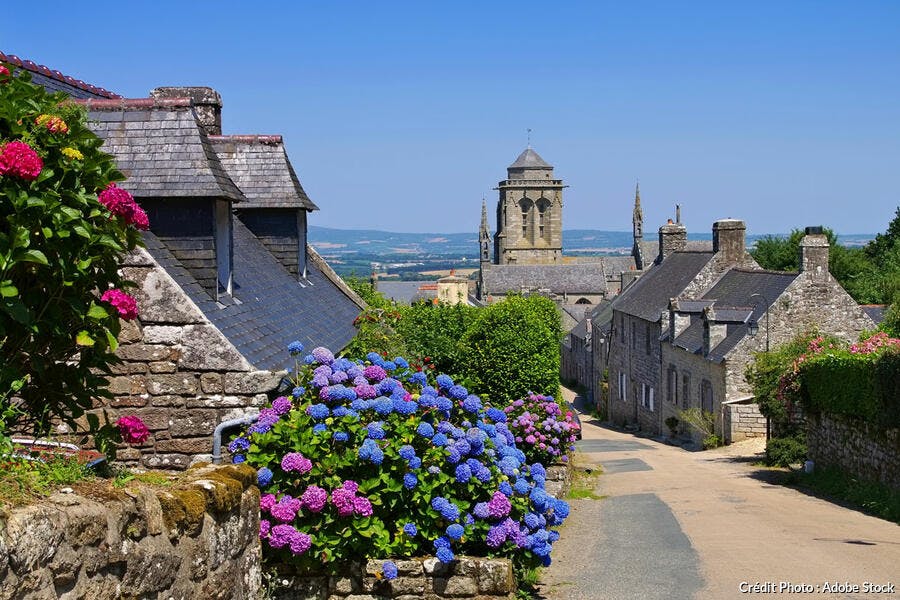 Les plus beaux villages médiévaux de France Det_locronan_adobe_stock_web