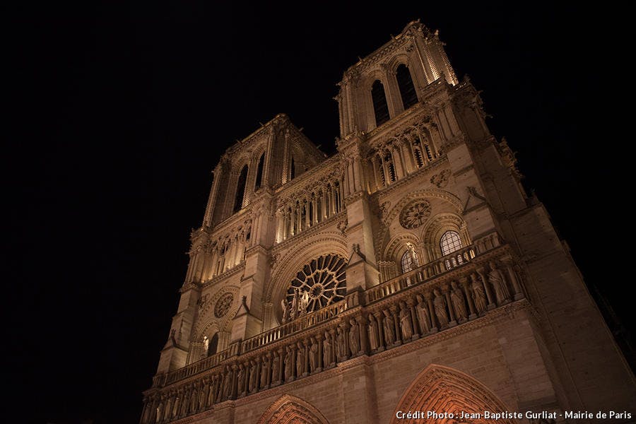 La cathédrale Notre-Dame de nuit 
