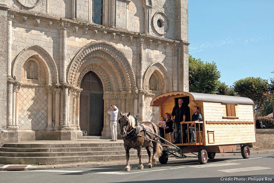 La roulotte devant l'église de Saint-Nicolas de Mazailler 