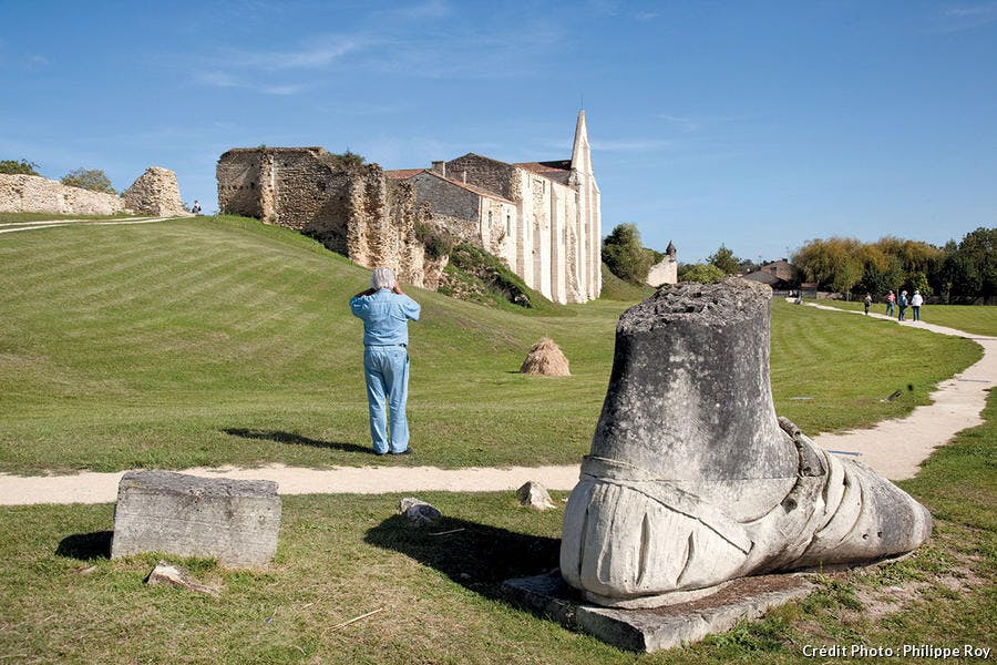 Le pied de Gargantua parmi les ruines de l'abbaye de Maillezais 