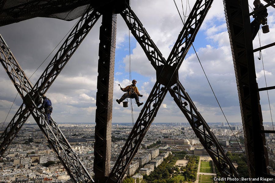 Un ouvrier suspendu à la tour Eiffel 