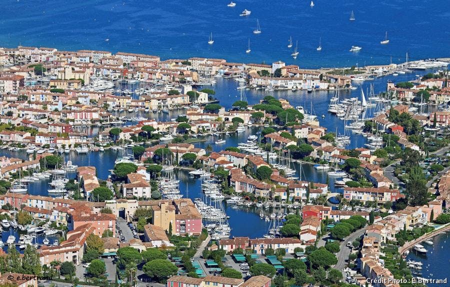 Le top 20 des plus beaux ports de France Grimaud_vue_aerienne_port-grimaud_-_c_e.bertrand_tdr_2015_47