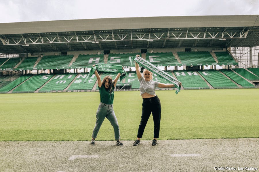 Le stade de football de Saint-Etienne et les supportrices des Verts 