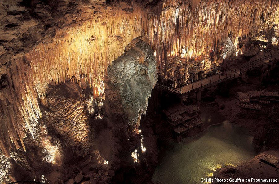 Les 15 grottes et gouffres à visiter absolument I Détours en France