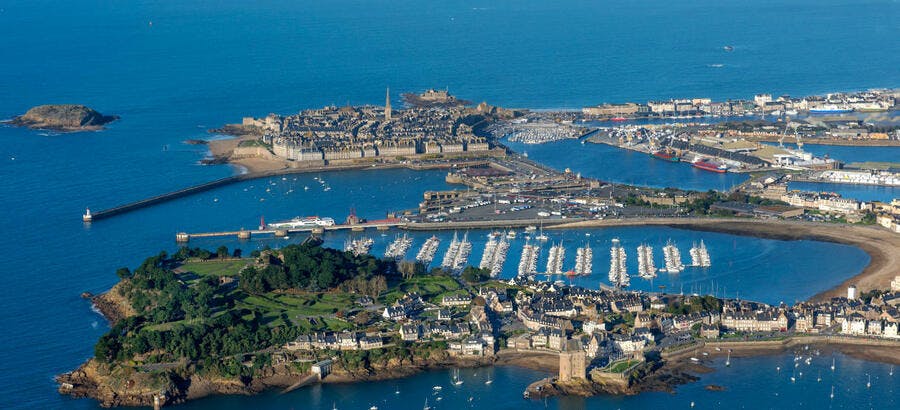Une vue aérienne de Saint-Servan, le port et Intramuros à Saint-Malo 