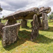 Le dolmen des Erves à Saint-Suzanne
