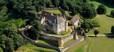 Vue aérienne du château de Fénelon, dans le Périgord noir