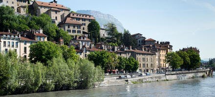 L'Isère et le quai de la Perrière au pied de la Bastille, à Grenoble 