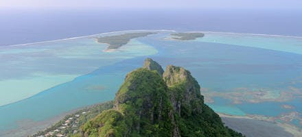 Lagune de l'ile de Maupiti en Polynésie française vue du ciel