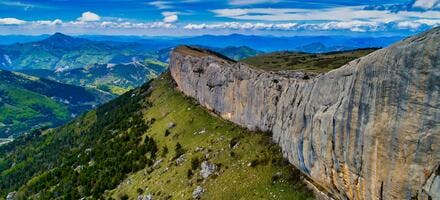 Falaise de Céüse dans les Hautes-Alpes 