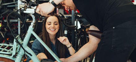 Femme choisissant un vélo 