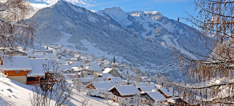 Le charmant village de Châtel sous la neige