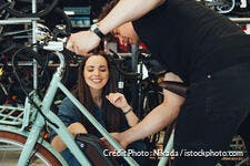 Femme choisissant un vélo